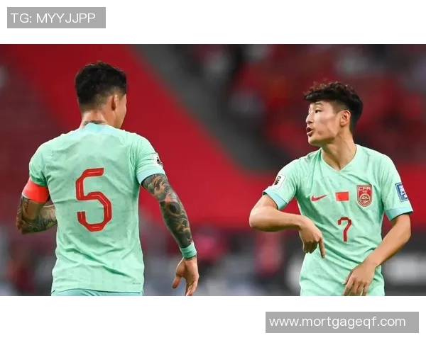 武磊奋力解围助力上海海港逆转局势展现足球精神与团队合作之美