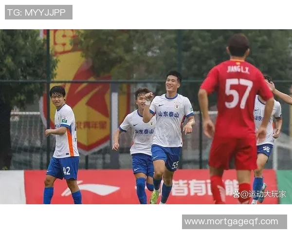 彭啸在比赛中展现出色补位防守能力助力球队稳固后防线