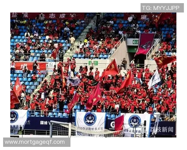 球迷捧场热情高涨,球队赛场外气氛热烈欢庆 球迷捧场热情高涨,球队赛场外气氛热烈欢庆